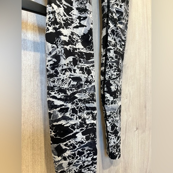 Lululemon Leggings Print Size 4 - Picture 6 of 11
